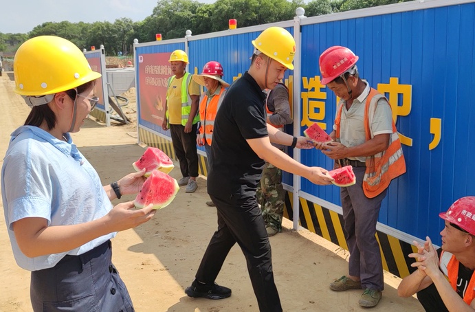 南昌市政建設(shè)集團工會組織黨員開展夏日送清涼慰問6910.jpg
