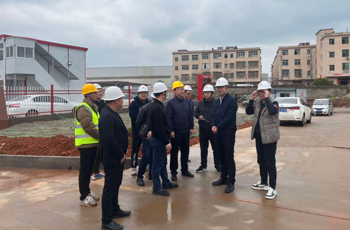 市政公用集團副總經(jīng)理楊閑冬到新建區(qū)職業(yè)技術學校新校區(qū)建設項目調研