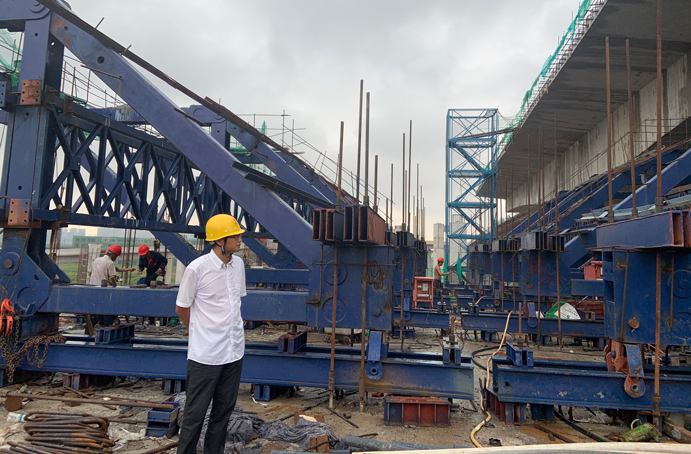 五一勞動(dòng)獎(jiǎng)?wù)芦@得者項(xiàng)目黨支部書(shū)記、副總工程師周天奇