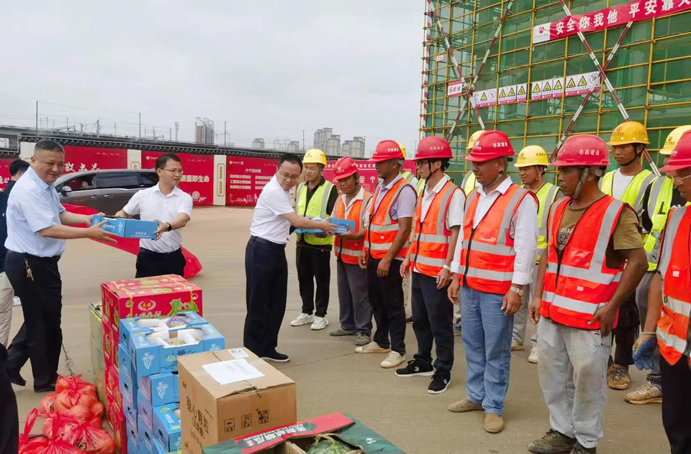 陳文輝到新建區(qū)職業(yè)技術(shù)學校新校區(qū)建設(shè)項目慰問