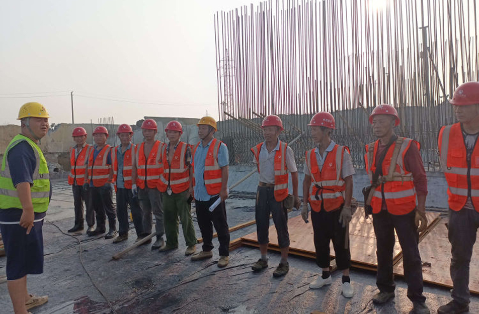 南昌市政建設(shè)集團(tuán)開展施工行為及勞保用品穿戴專題班前教育早班會