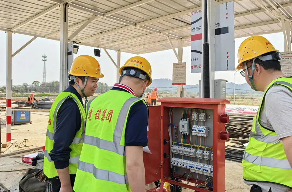 南昌市政建設(shè)集團(tuán)有限公司緊急開展強(qiáng)對(duì)流天氣專項(xiàng)安全檢查，全面排查設(shè)備加固、用電安全、排水防澇及應(yīng)急物資，筑牢極端天氣施工安全防線
