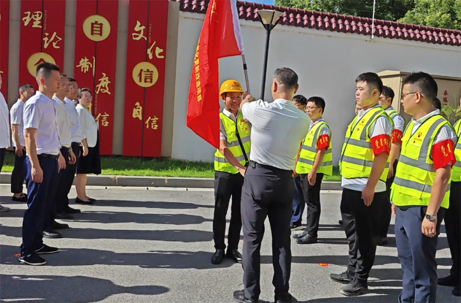 南昌市政建設(shè)集團(tuán)黨員突擊隊(duì)授旗儀式 推進(jìn)老城區(qū)燃?xì)庠O(shè)施更新改造