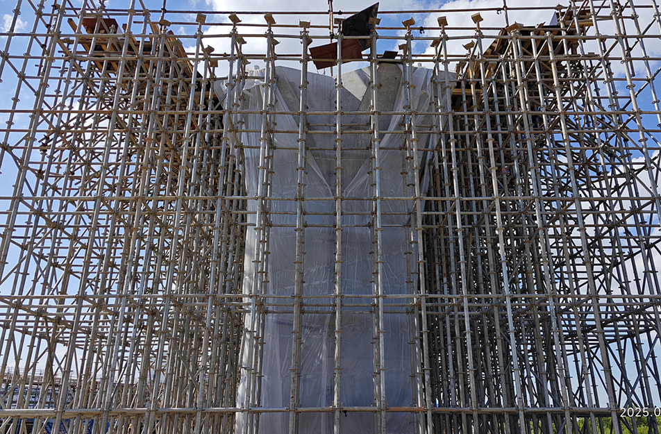 深圳大道互通立交項目鏡面墩柱工藝揭秘 定制不銹鋼模板誤差控制在2mm內