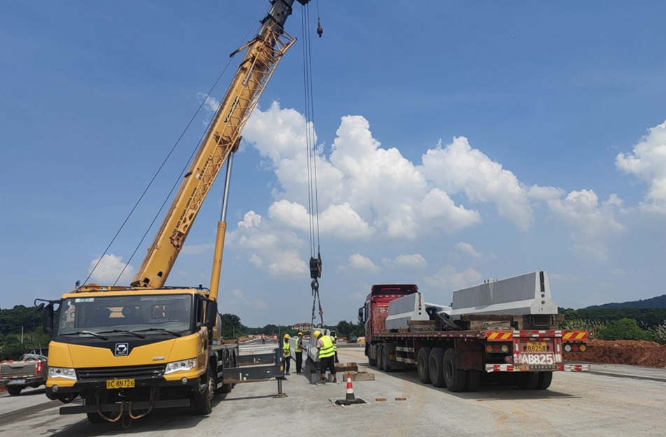 市政遠大裝配式防撞護欄首次應(yīng)用于G320國道 開啟綠色建造新征程