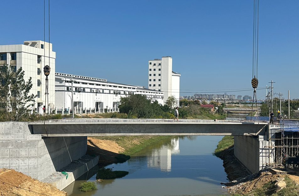 深南互通立交項(xiàng)目完成跨渠橋關(guān)鍵梁體吊裝 6片大型箱梁精準(zhǔn)安裝
